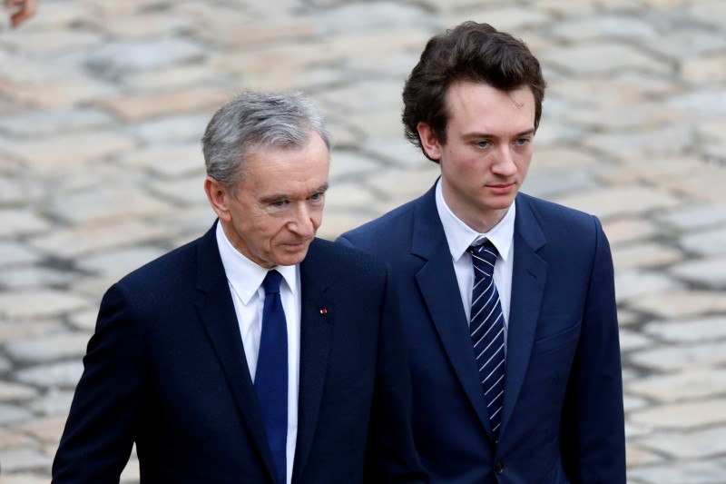 &copy; Reuters. Foto de archivo. El presidente ejecutivo del grupo de lujo LVMH, Bernard Arnault, y su hijo Frederic Arnault asisten al funeral del difunto industrial francés Serge Dassault en la catedral Saint-Louis de los Inválidos en París.