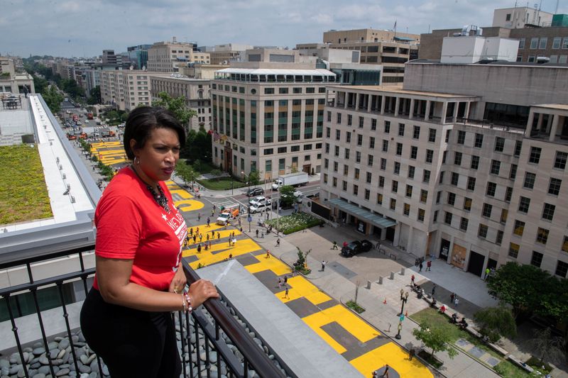 &copy; Reuters. Prefeita de Washington, Muriel Bowser, observa frase &quot;Black Lives Matter&quot; pintada em enormes letras amarelas