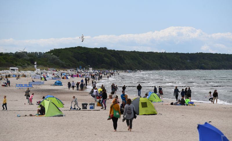 &copy; Reuters. FILE PHOTO: People enjoy the day at the Warnemuende beach, amid the coronavirus disease (COVID-19) outbreak, in Warnemuende.