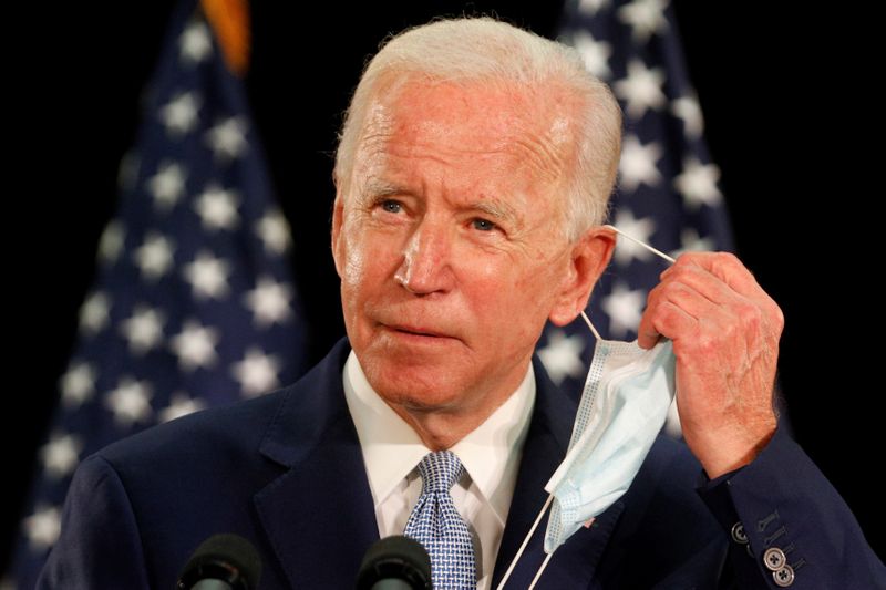 © Reuters. U.S. Democratic presidential candidate Joe Biden speaks during a campaign event in Dover