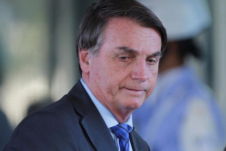 &copy; Reuters. Foto de archivo: El presidente de Brasil, Jair Bolsonaro, después de una reunión en la sede del Ministerio de Defensa, en medio del brote de coronavirus en Brasilia