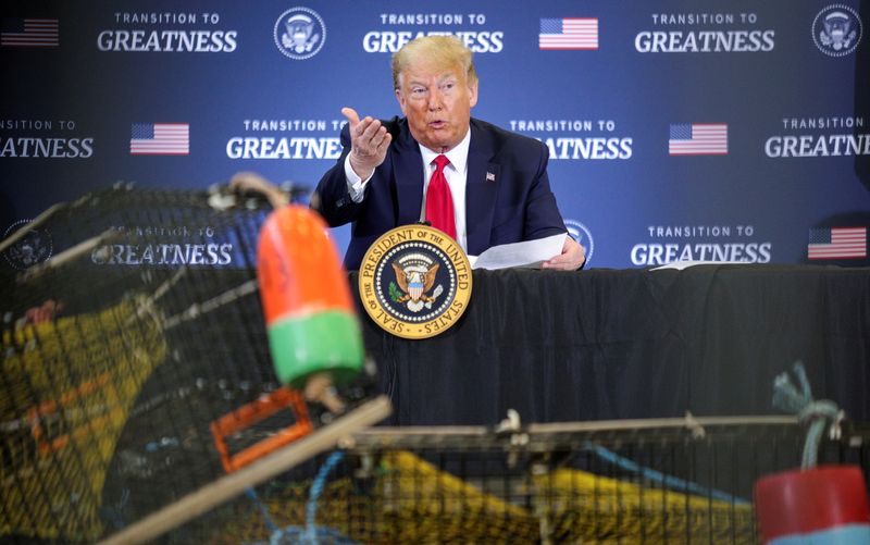 &copy; Reuters. Foto del viernes de Donald Trumo hablando en una mesa redonda sobre pesca comercial en Bangor, Maine