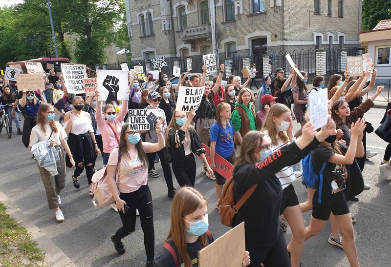 &copy; Reuters. Activistas marchan para protestar por la muerte de George Floyd y en apoyo de manifestaciones similares que tienen lugar en Estados Unidos y todo el mundo, en Vilnius, Lituania.