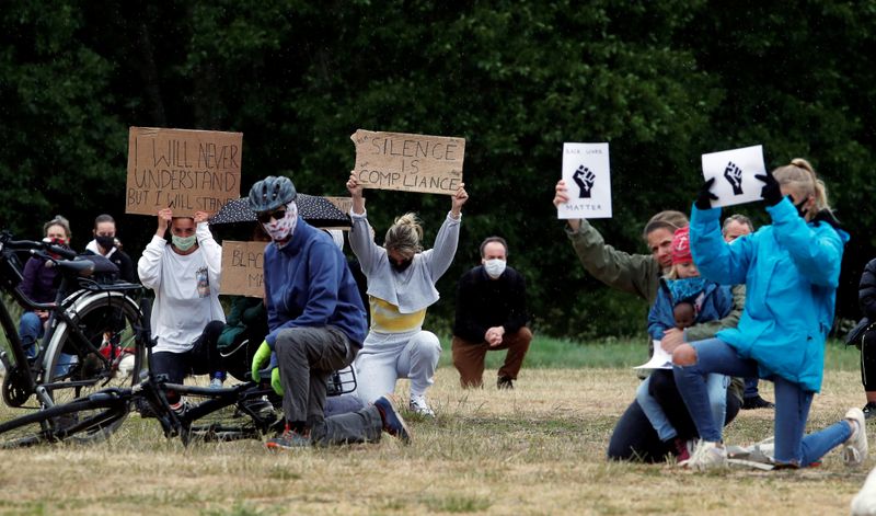 &copy; Reuters. Manifestantes con mascarillas bajo la lluvia durante una protesta de Black Lives Matter en Verulamium Park, en St Albans, Reino Unido, el 6 de junio de 2020