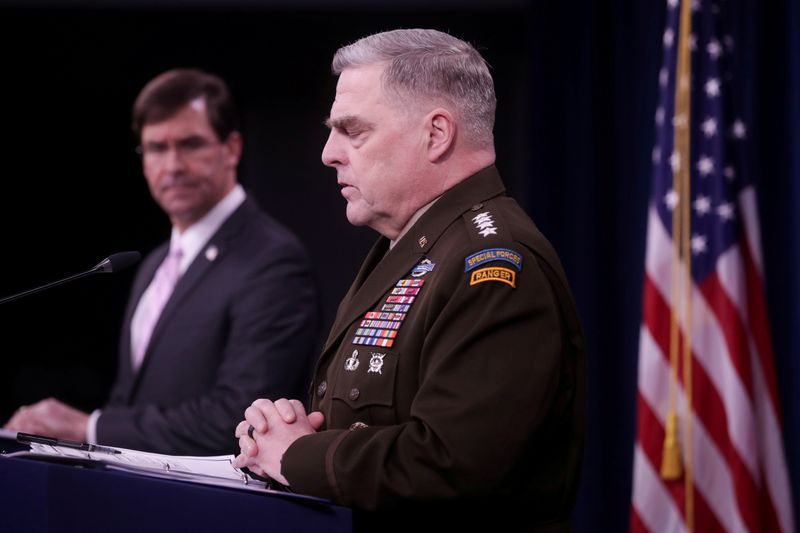 &copy; Reuters. FOTO DE ARCHIVO: El secretario de Defensa de EEUU Mark Esper escucha al Jefe del Estado Mayor Conjunto del Ejército, General Mark Milley, en Arlington, Virginia, EEUU, el 14 de abril de 2020