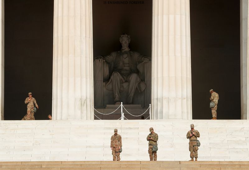 &copy; Reuters. Soldados, cerca del Monumento a Abraham Lincoln antes de una protesta contra la desigualdad racial después de la muerte de George Floyd bajo custodia policial en Mineápolis, en Washington, Estados Unidos.