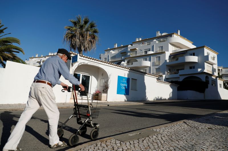 &copy; Reuters. Un hombre camina junto al apartamento donde Madeleine McCann, de tres años de edad, desapareció en 2007, en Praia da Luz, Portugal.