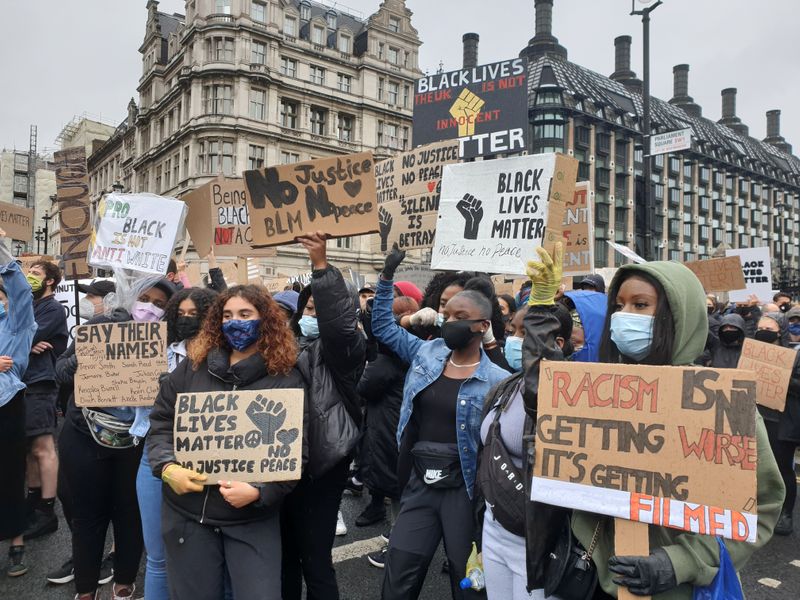 &copy; Reuters. محتجون مناهضون للعنصرية في بريطانيا يشتبكون مع الشرطة