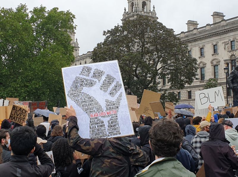 &copy; Reuters. Manifestantes sostienen carteles durante una protesta de Black Lives Matter en Londres, Reino Unido, el 6 de junio de 2020
