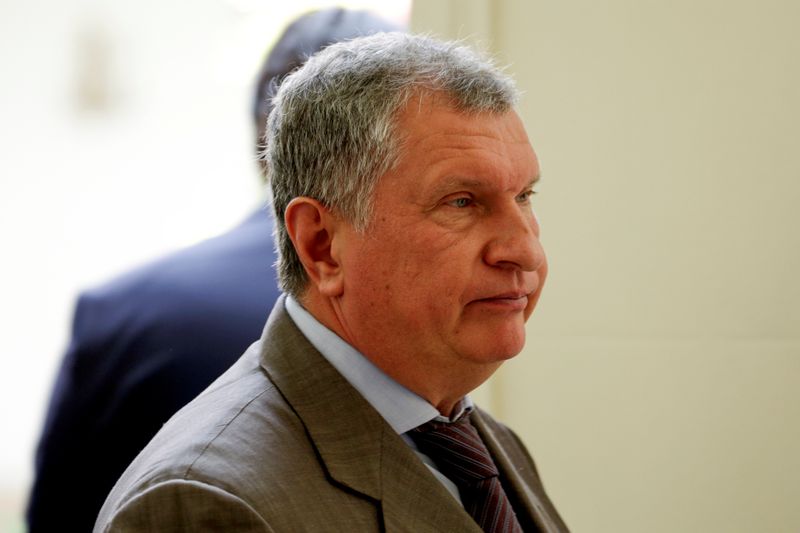 &copy; Reuters. FILE PHOTO: Head of Russian state oil firm Rosneft Sechin leaves after an agreement signing ceremony with Venezuela&apos;s President Maduro in Caracas