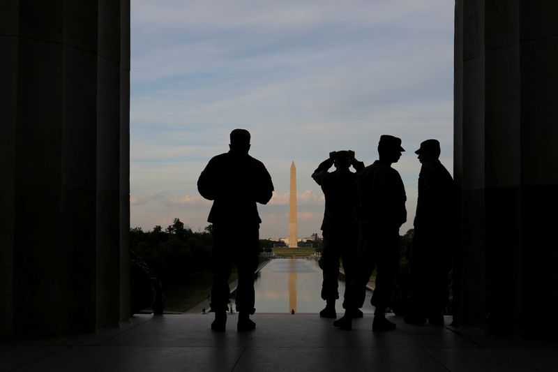&copy; Reuters. Miembros de la Guardia Nacional hacen guardia en el Monumento a Lincoln en Washington, EEUU, el 6 de junio de 2020