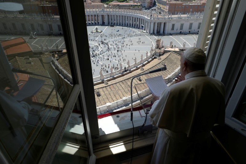 &copy; Reuters. Pope Francis leads the Regina Coeli prayer at the Vatican