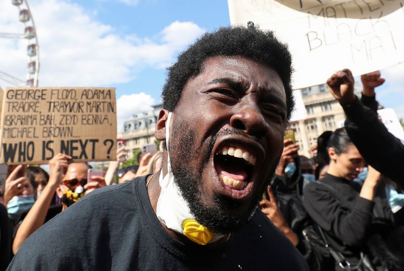 &copy; Reuters. Un manifestante reacciona durante una protesta, organizada por Black Lives Matter Bélgica, contra la desigualdad racial después de la muerte de George Floyd bajo custodia policial en Mineápolis, en el centro de Bruselas