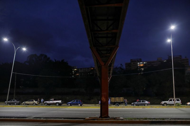 © Reuters. Cars are parked in line near a gas station with subsidized fuel in Caracas