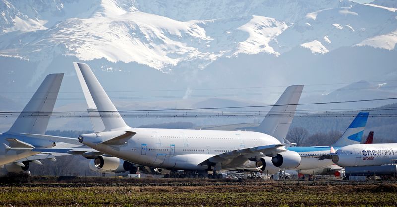 © Reuters. An A380 Airbus superjumbo sits on the tarmac where it is dismantled at the site of French recycling and storage aerospace company Tarmac Aerosave in Tarbes