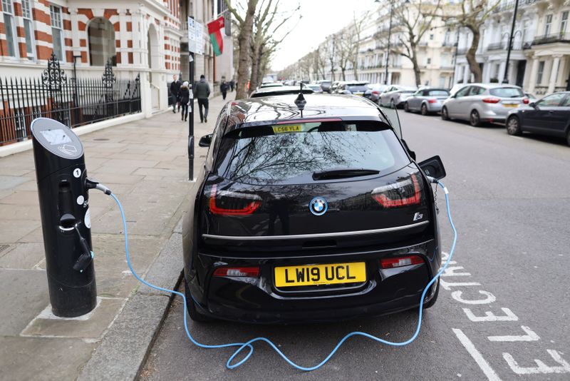 &copy; Reuters. Electric car charges on a street in London