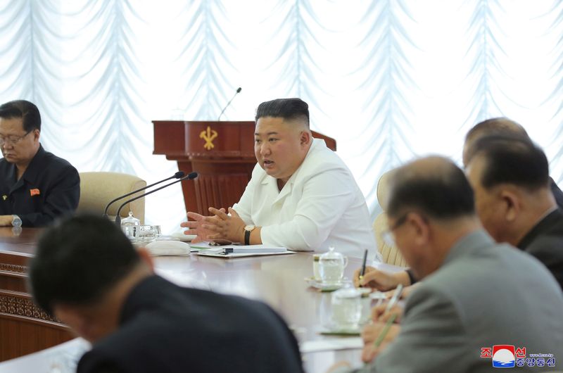 &copy; Reuters. 北朝鮮の金委員長、政治局会議で自給自足経済訴え＝ＫＣＮＡ