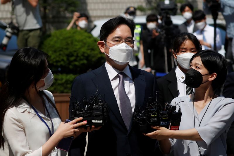 &copy; Reuters. Samsung Group heir Jay Y. Lee arrives for a court hearing to review a detention warrant request against him at the Seoul Central District Court in Seoul