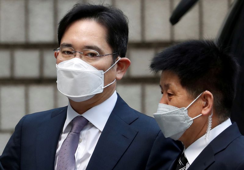 © Reuters. Samsung Group heir Jay Y. Lee arrives for a court hearing to review a detention warrant request against him at the Seoul Central District Court in Seoul