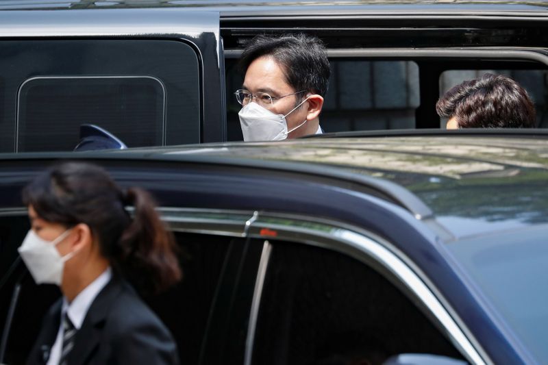 © Reuters. Samsung Group heir Jay Y. Lee arrives for a court hearing to review a detention warrant request against him at the Seoul Central District Court in Seoul