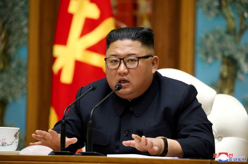 &copy; Reuters. FOTO DE ARCHIVO: El líder norcoreano Kim Jong Un en una reunión del Politburó del Partido de los Trabajadores de Corea (WPK) en esta imagen publicada por la Agencia Central de Noticias de Corea del Norte (KCNA)