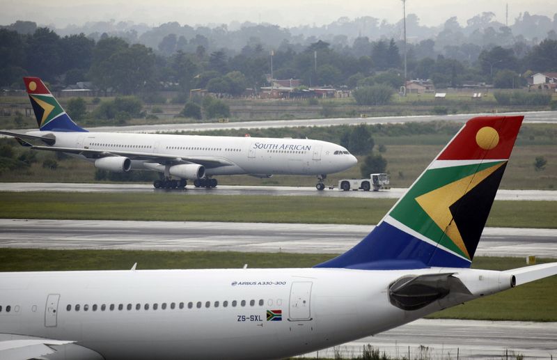&copy; Reuters. FILE PHOTO: A South African Airways (SAA) plane is towed at O.R. Tambo International Airport in Johannesburg