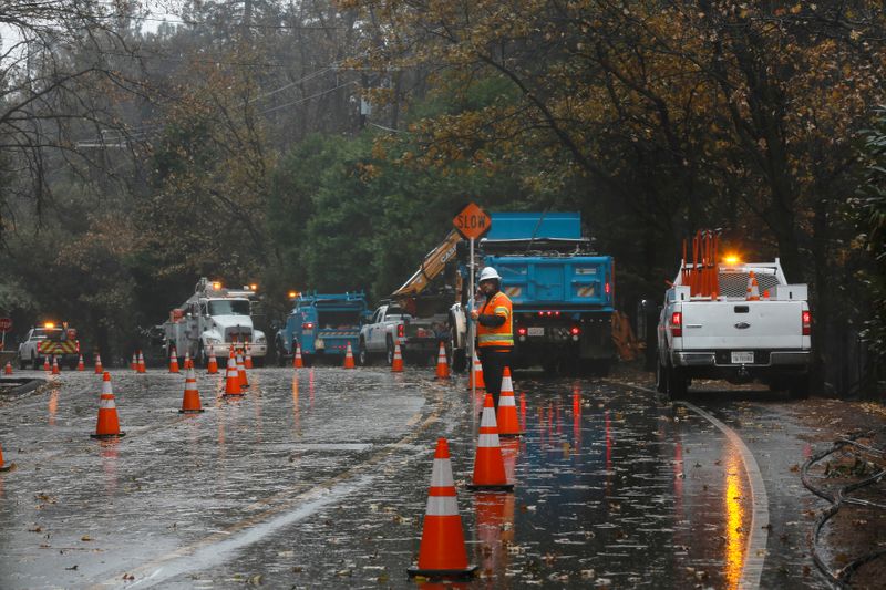 &copy; Reuters. PG&amp;E crew work to repair damage caused by the Camp Fire in Paradise