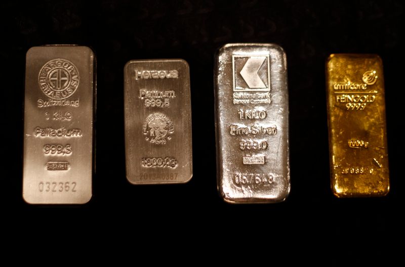 &copy; Reuters. Слитки палладия, платины, серебра и золота (слева-направо) в сейфе золотого дома ProAurum в Мюнхене