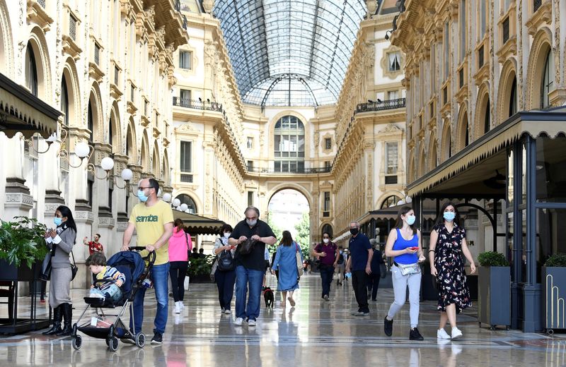 &copy; Reuters. Gruppetti di persone passeggiano in Galleria Vittorio Emanuele II, dopo che l&apos;Italia ha allentato alcune delle misure volte a contrastare l&apos;epidemia di coronavirus (COVID-19) a Milano