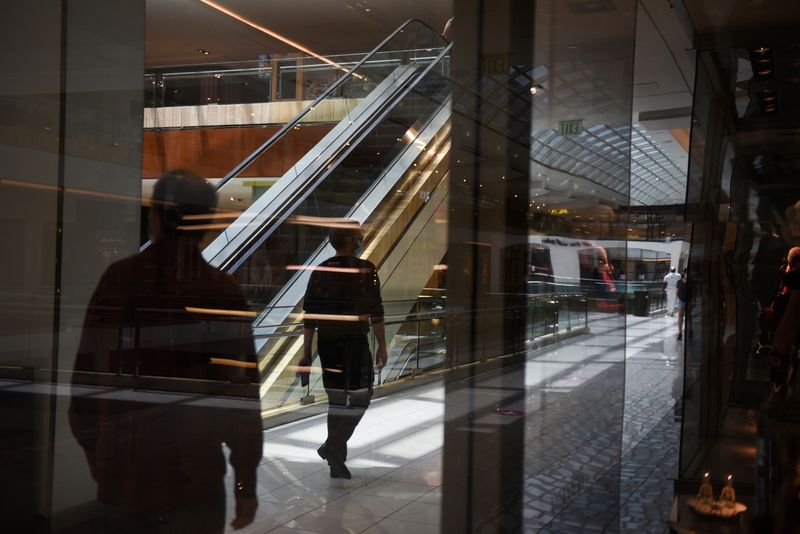 &copy; Reuters. Crowds shop at The Galleria as social distancing guidelines to curb the spread of the coronavirus disease (COVID-19) have been relaxed in Houston