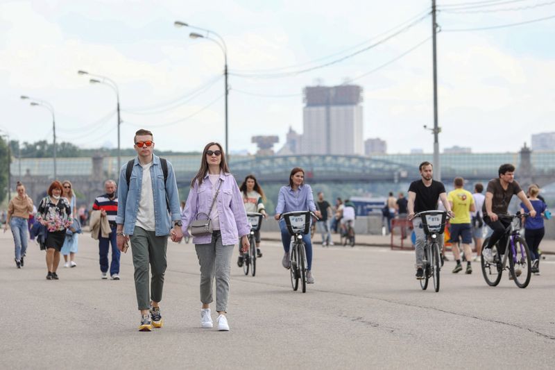 &copy; Reuters. FOTO DE ARCHIVO: Personas caminando y andando en bicicleta en Moscú