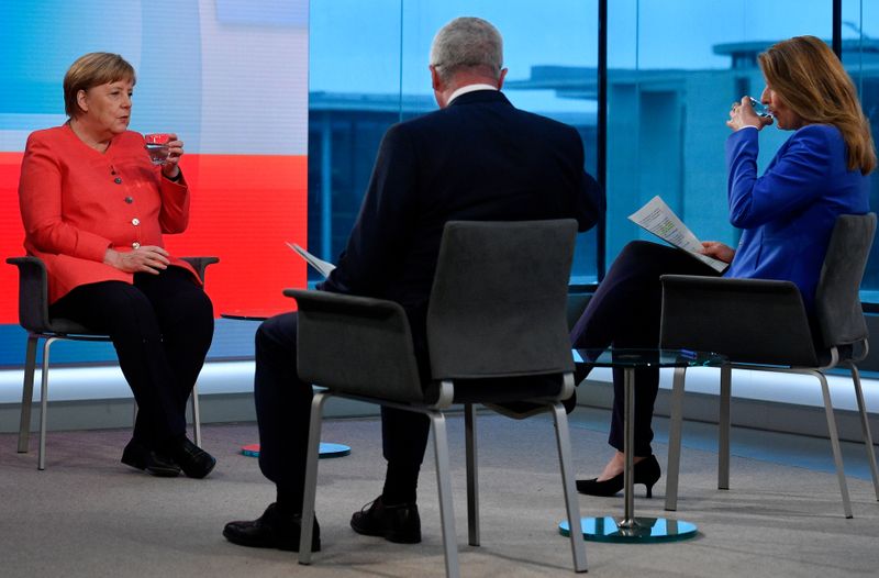 &copy; Reuters. FOTO DE ARCHIVO: Entrevista televisada a Angela Merkel en Berlín