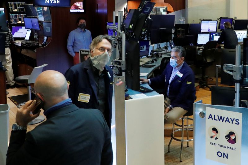 &copy; Reuters. Alcuni trader a lavoro a Wall Street, 27 maggio 2020