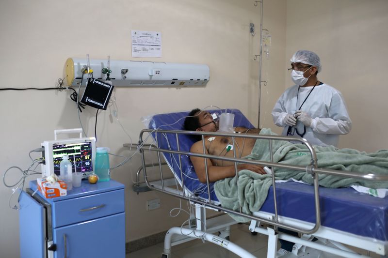 &copy; Reuters. Paciente com coronavírus é tratado em hospital em Manaus (AM)