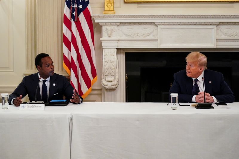 © Reuters. U.S. President Trump hosts roundtable with law enforcement at the White House in Washington