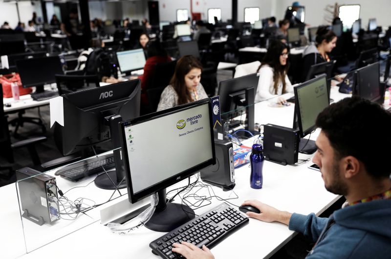 © Reuters. Funcionários em escritórios do Mercado Livre em São Paulo (SP)