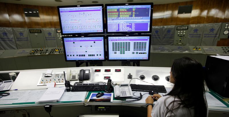 © Reuters. Funcionária em sala de controle da usina hidrelétrica de Furnas, MG