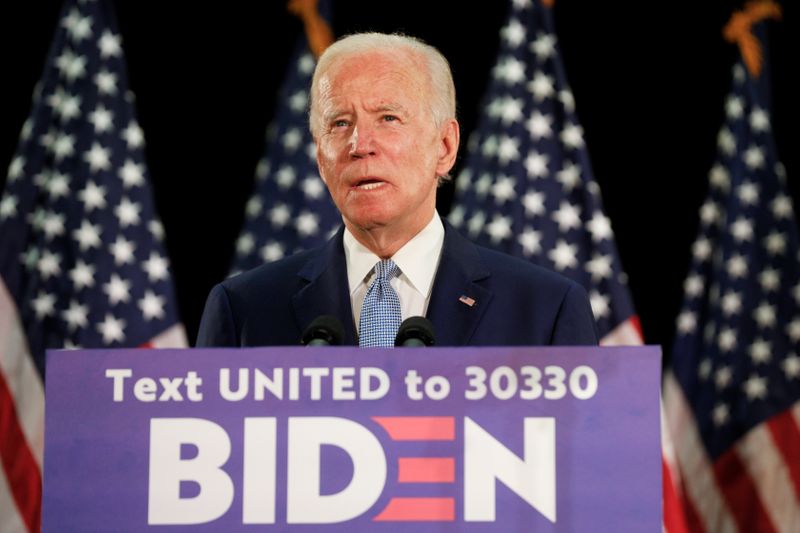 © Reuters. U.S. Democratic presidential candidate Joe Biden speaks during a campaign event in Dover