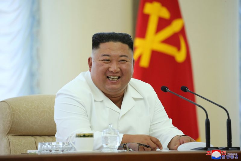 &copy; Reuters. El líder de Corea del Norte, Kim Jon Un, participa del la decimotercera reunión del Buró Político del séptimo Comité Central del Partido de los Trabajadores de Corea