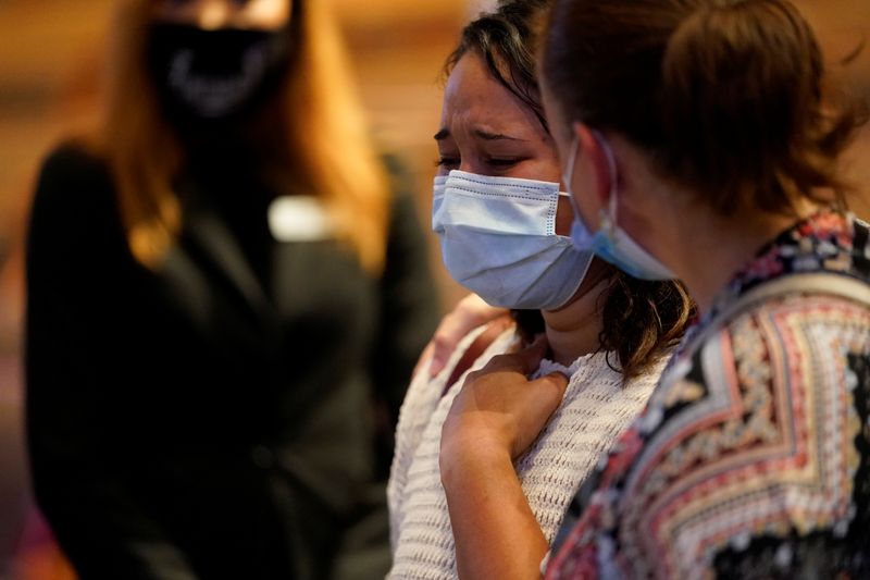 &copy; Reuters. Una mujer llora al visitar en Houston el ataúd de George Floyd, cuya muerte a manos de un policía blanco en Mineápolis desencadenó protestas y disturbios en Estados Unidos contra la brutalidad de los agentes policiales y la violencia racista. Junio 8,