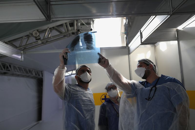 &copy; Reuters. Médicos observam exame de paciente com Covid-19 em hospital de campanha em Guarulhos (SP)