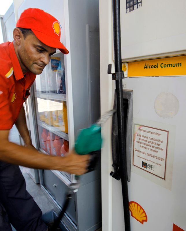 © Reuters. Bomba de etanol em posto de bandeira Shell, ligado à Raízen, em São Paulo (SP)