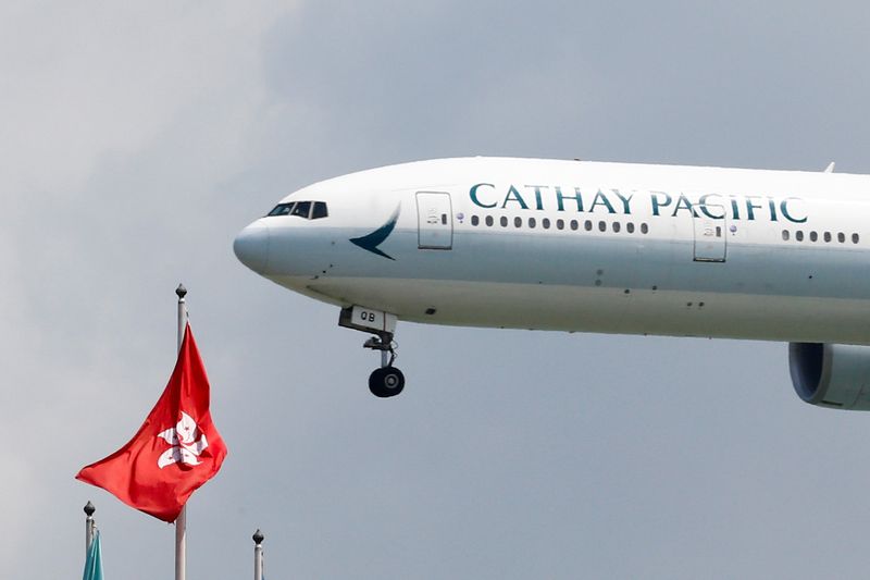 © Reuters. FILE PHOTO: A Cathay Pacific Boeing 777 plane lands at Hong Kong airport