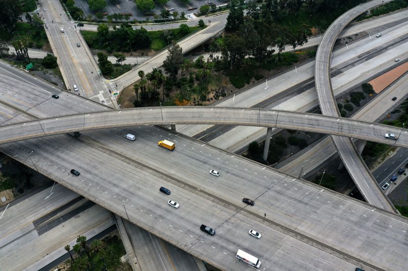 &copy; Reuters. 4月の米車両走行距離は前年比39.8％減、コロナ在宅勤務などで＝運輸省