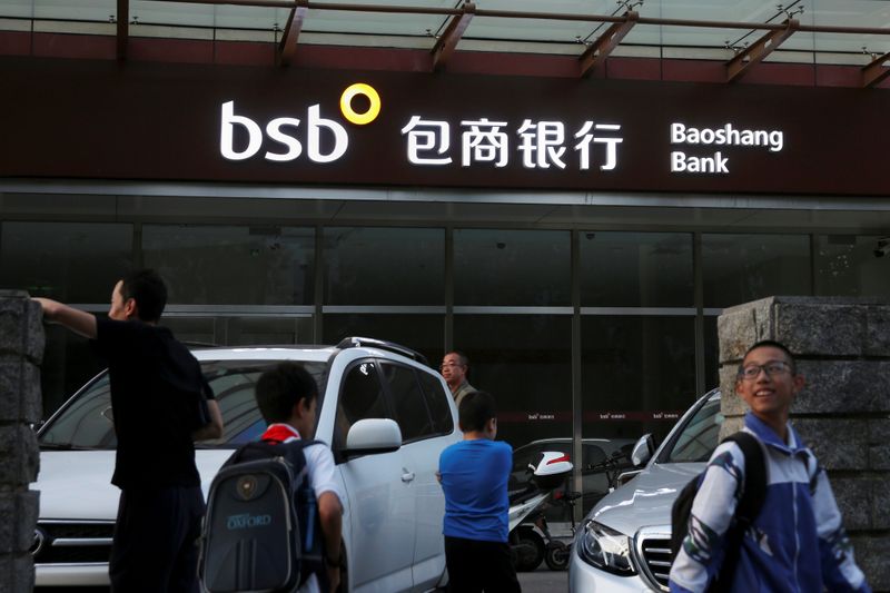 &copy; Reuters. FILE PHOTO: People walk past a branch of Baoshang Bank in Beijing
