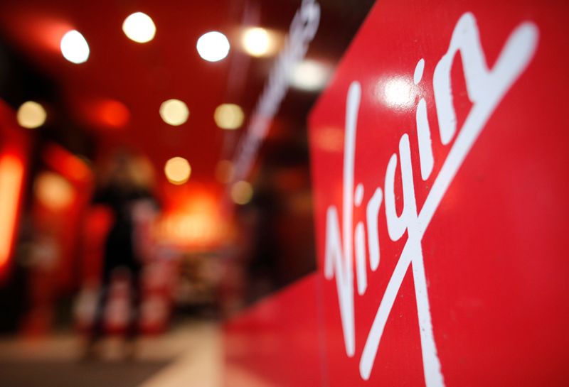 &copy; Reuters. Un logo de Virgin junto a la entrada de su Megatienda en los Campos Elíseos de París, el 4 de enero de 2013