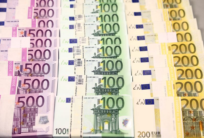 &copy; Reuters. Euro currency bills are pictured at the Croatian National Bank in Zagreb