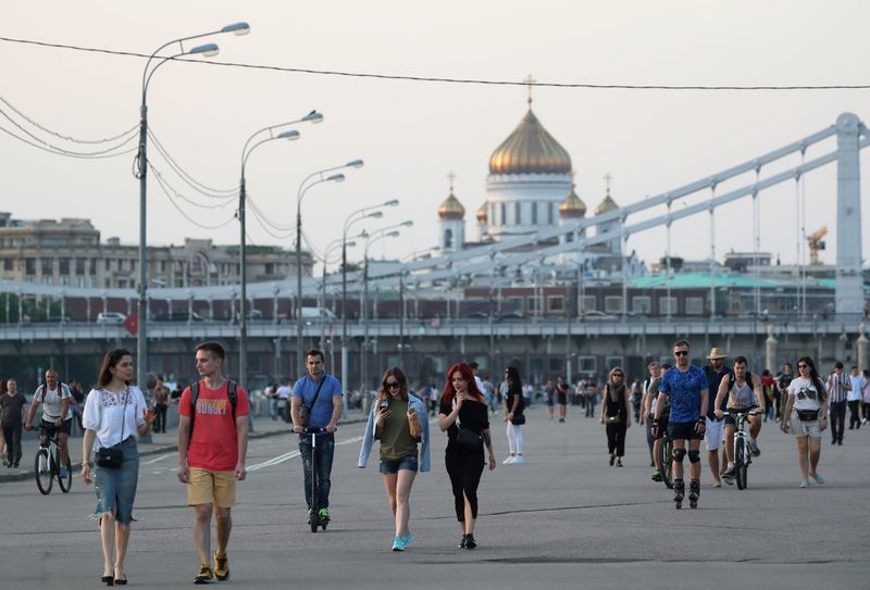 &copy; Reuters. Люди гуляют в Парке Горького в Москве