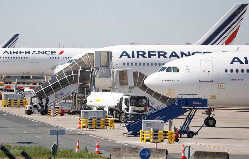 &copy; Reuters. FOTO DE ARCHIVO: Aviones de Air France Airlines en el aeropuerto París-Charles de Gaulle