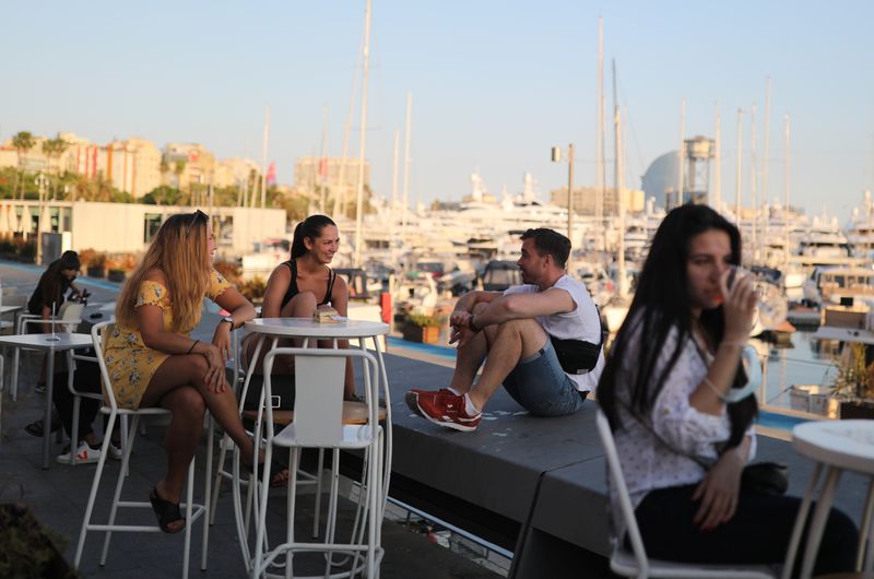 &copy; Reuters. FOTO DE ARCHIVO: Varias personas en la terraza de un bar en Barcelona